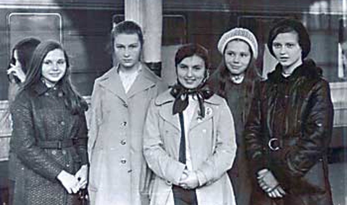 VAGUN HELESININE:  1973. aasta kevadel jätavad Tallinna-Moskva rongi ees nägemiseni Tiina Kuuske Tallinna 28. koolist (keskel Karlssoni märgiga) ning Tähelinna kosmonaut Komarovi nimelise keskkooli õpilased Lena Gagarina, Lena Jegorõtševa, Galja Gagarina ja Marina Dobrovolskaja. erakogu