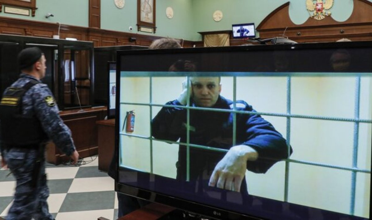 Алексей Навальный ожидает начала судебного заседания