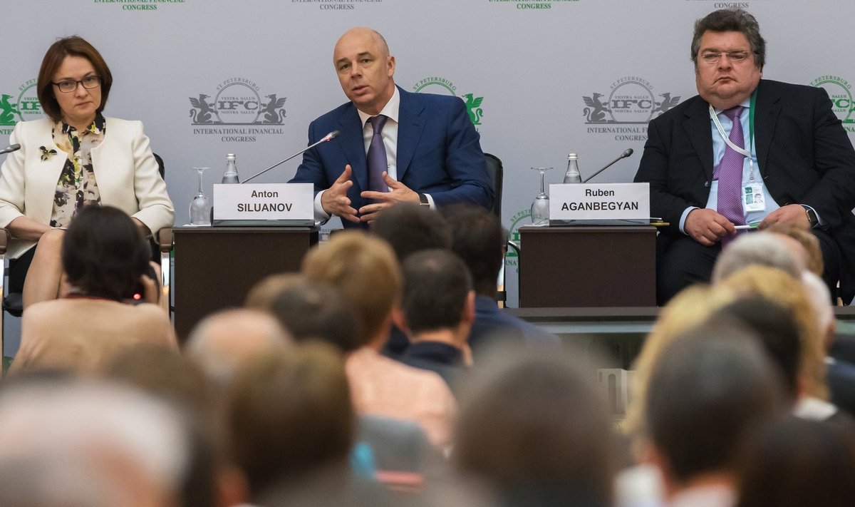 Venemaa rahandusminister Anton Siluanov (keskel) 25. rahvusvahelisel finantskongressil esinemas. 