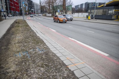 Reede hommikul võis märgata murul tähiseid uue bussipeatuse jaoks