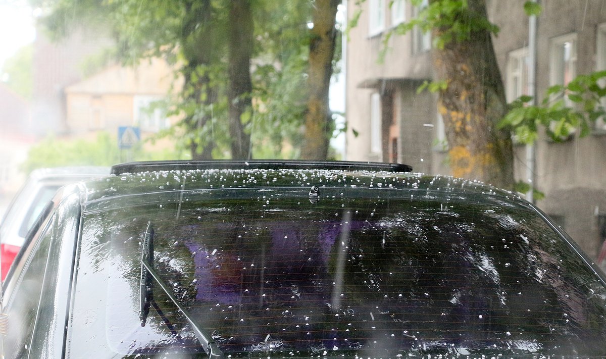 Täna sadas Kuressaares paarikümne minuti jooksul rahet ja tugevalt kallas ka vihma