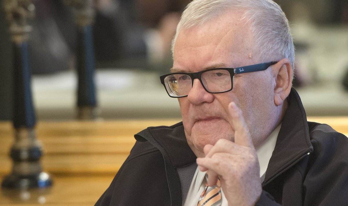 Eesti Päevalehe käsutuses olevast kohtumäärusest nähtub, et üks Edgar Savisaare linnapeaametist vabastamise põhjuseid on asjaolu, et ta on juba tunnistajaid mõjutanud.