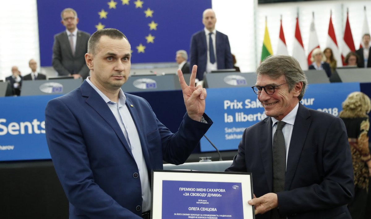 Oleg Sentsov täna Strasbourgis koos europarlamendi presidendi David Sassoliga. 