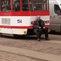 FOTO: Kevad käes - rahvas ei viitsi trammiga sõitmiseks enam vagunisse ronida!