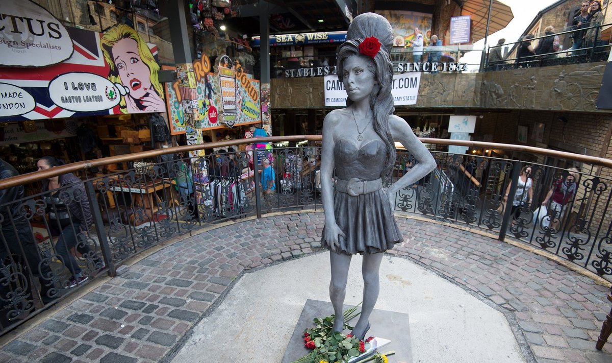 Amy Winehousei kuju Camdenis