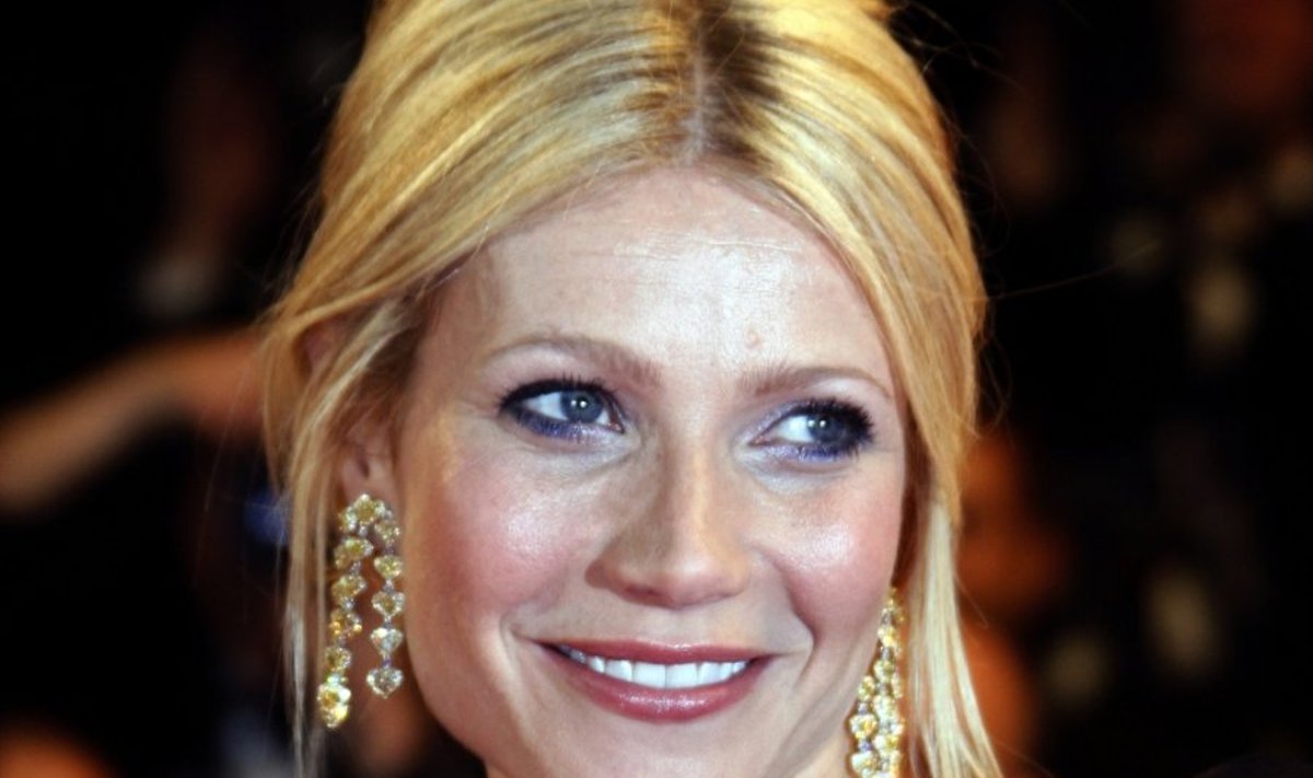 Cast member Gwyneth Paltrow arrives on the red carpet before the screening of "Two Lovers" by U.S. director James Gray at the 61st Cannes Film Festival May 19, 2008.     REUTERS/Jean-Paul Pelissier  (FRANCE)