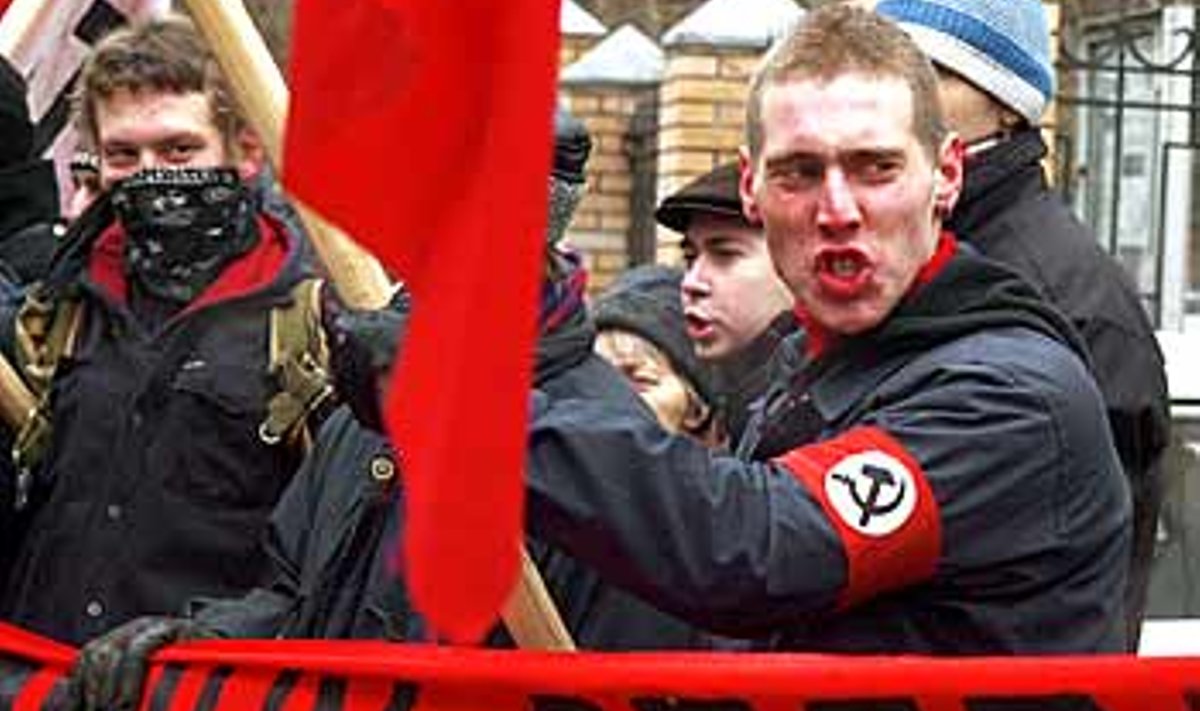 LASKE NKVD VETERANID VABAKS! Natsionaalbolševikud esmaspäevasel Saaremaa küüditajate kohtuprotsessi vastasel protestimiitingul Eesti saatkonna ees Moskvas. AFP