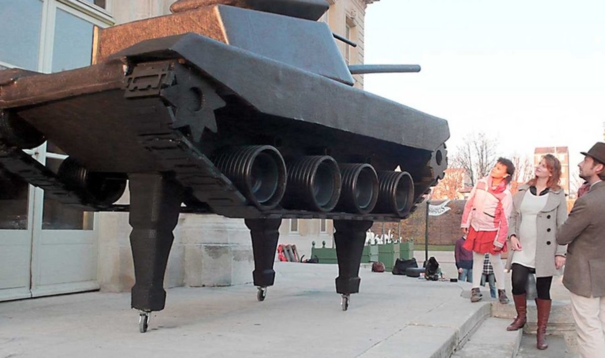 Tank peaukse ees: Kirke Kangro “Must objekt”, 2011. (Kaia Kiik)