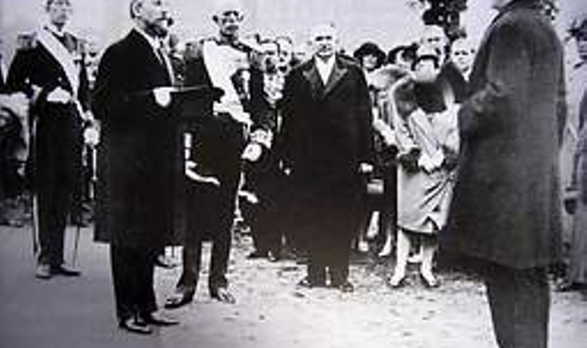 VALITSEJAL KÜLAS: Sügisel 1928 käis riigivanem Jaan Tõnisson Stockholmis juubeli puhul õnnitlemas Rootsi kuningat Gustav V, kelle eelkäijad olid Eestit valitsenud. Pildil seisab Tõnisson kübar näpus, temast paremal kuningas. repro