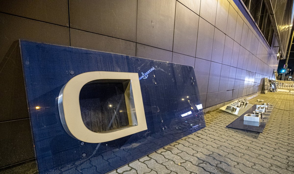 LAHKUMINE: oktoobris eemaldati Danske pangahoonelt sildid