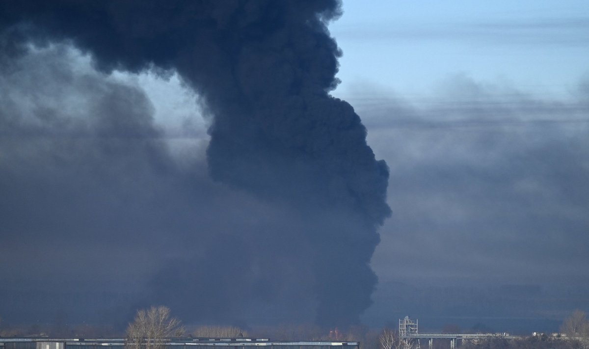 VENEMAA AGRESSIOONI TAGAJÄRG: Harkivi lähedal asuvalt sõjalennuväljalt tõuseb musta suitsu.