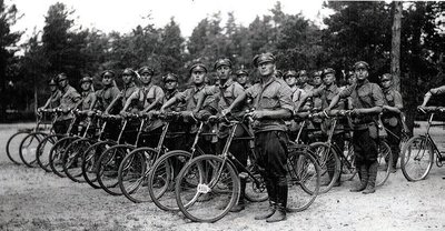 Üksiku jalaväekompanii jalgratturid rivistusel.
