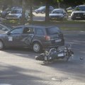 DELFI FOTOD: Tallinnas sai taksoga kokku põrganud mootorrattur raskelt vigastada