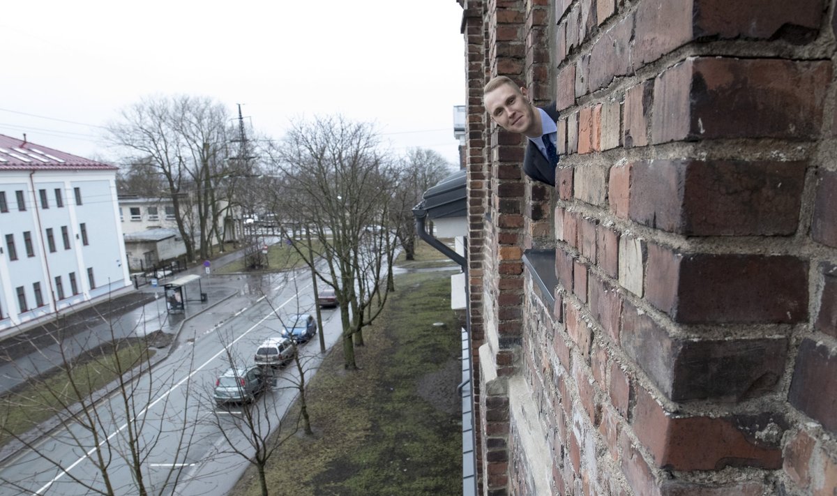Põhja-Tallinna linnaosavanema Raimond Kaljulaidi sõnul sobiks Arsenali keskuse teine korrus linnaosavalitsusele tööruumideks, kuid küsimusi tekitab viis, kuidas Rosimannus keskuses osaluse omandas.