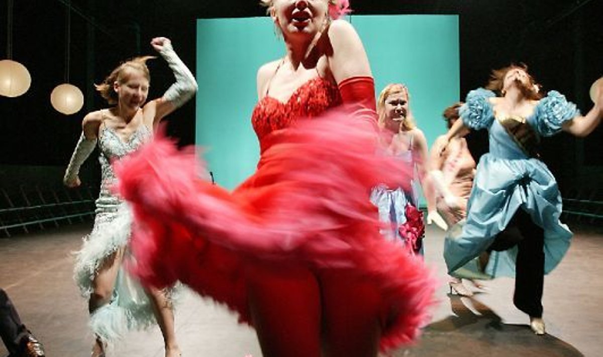 VABANEMISE TANTS: She She Pop pakkus võimaluse tantsida kasvõi pimeduses, et igast ängist ja kompleksist lahti keerutada.
