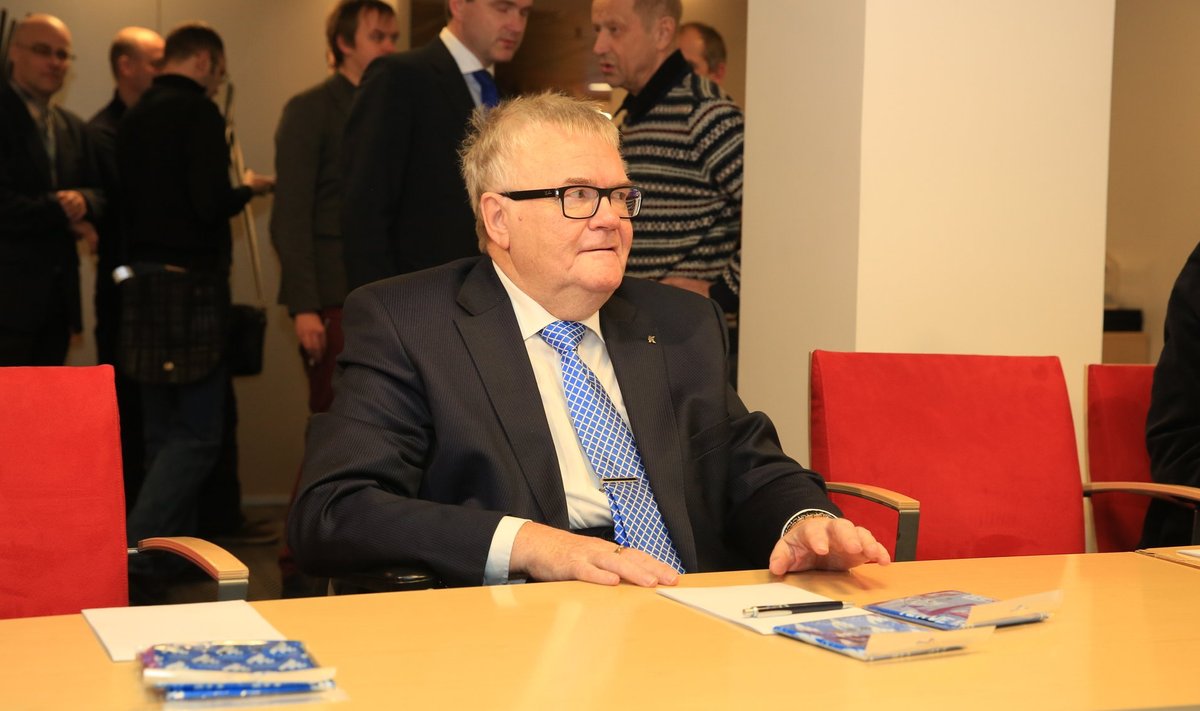Tallinna linnapea ametist on Edgar Savisaar kõrvaldatud, aga Eesti uisuliidu president on ta edasi.