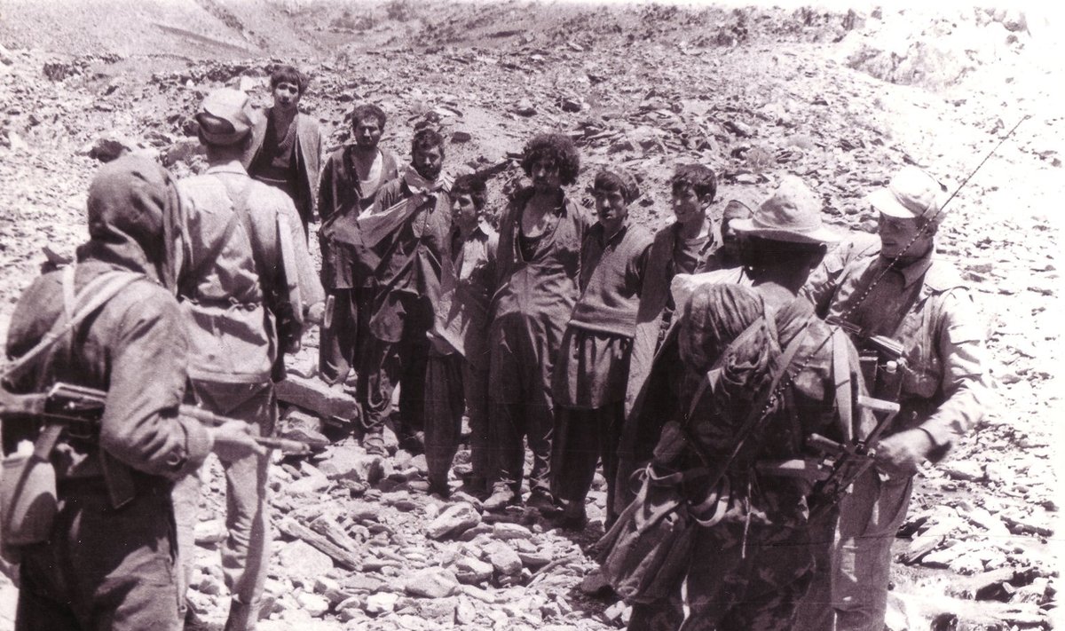 Nõukogude sõdurid on vangi võtnud Afganistani võitlejad. 