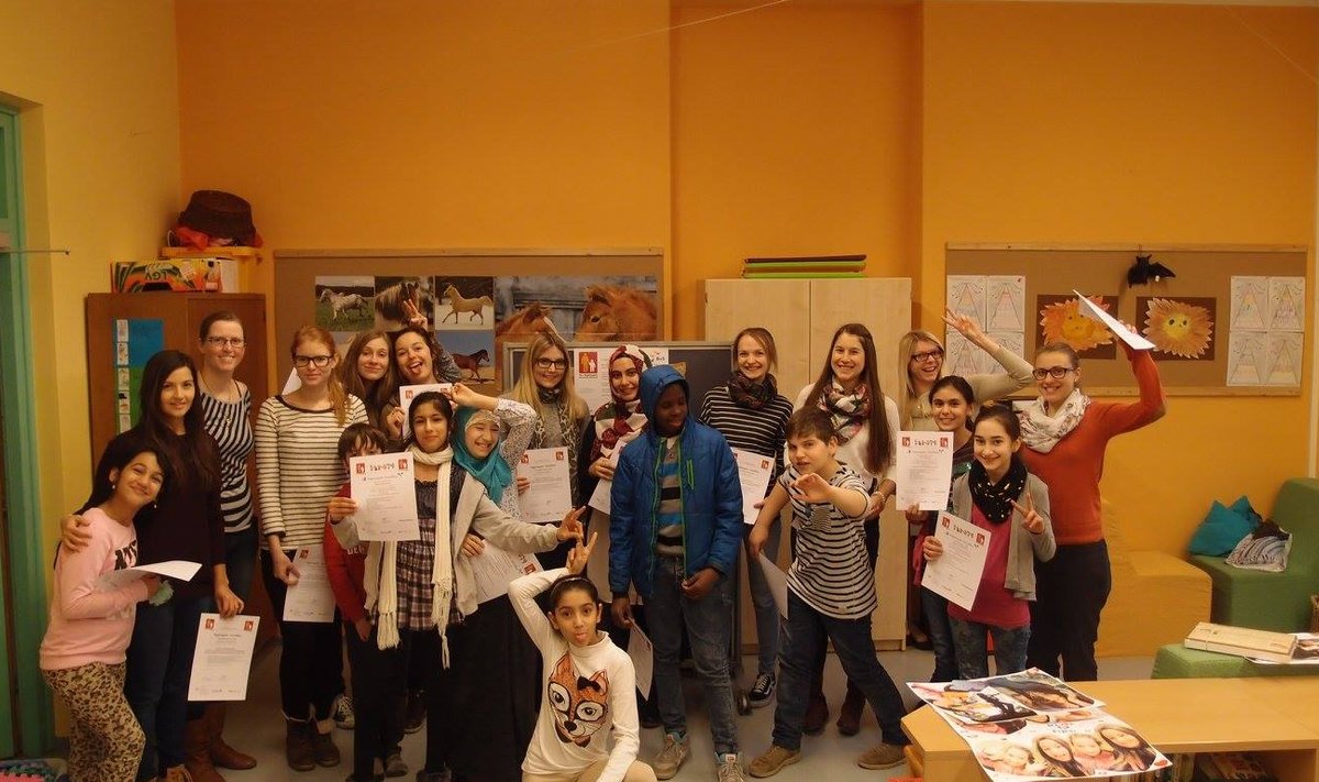 Astrid Mats (vasakult kolmas) töötab Austrias Grazis sõjapõgenikest lastega. Ta rõõmustab koos Ööbiku mentorlusprojektis osalenutega,  kes on saanud kätte diplomid. Projektis osalevad pagulaslapsed ja pedagoogika või sotsiaaltöö tudengitest mentorid. Noored aitavad lastele keelt õpetada, kohalikku kultuuri tutvustada ja  eri kultuuride erinevusi mõista.