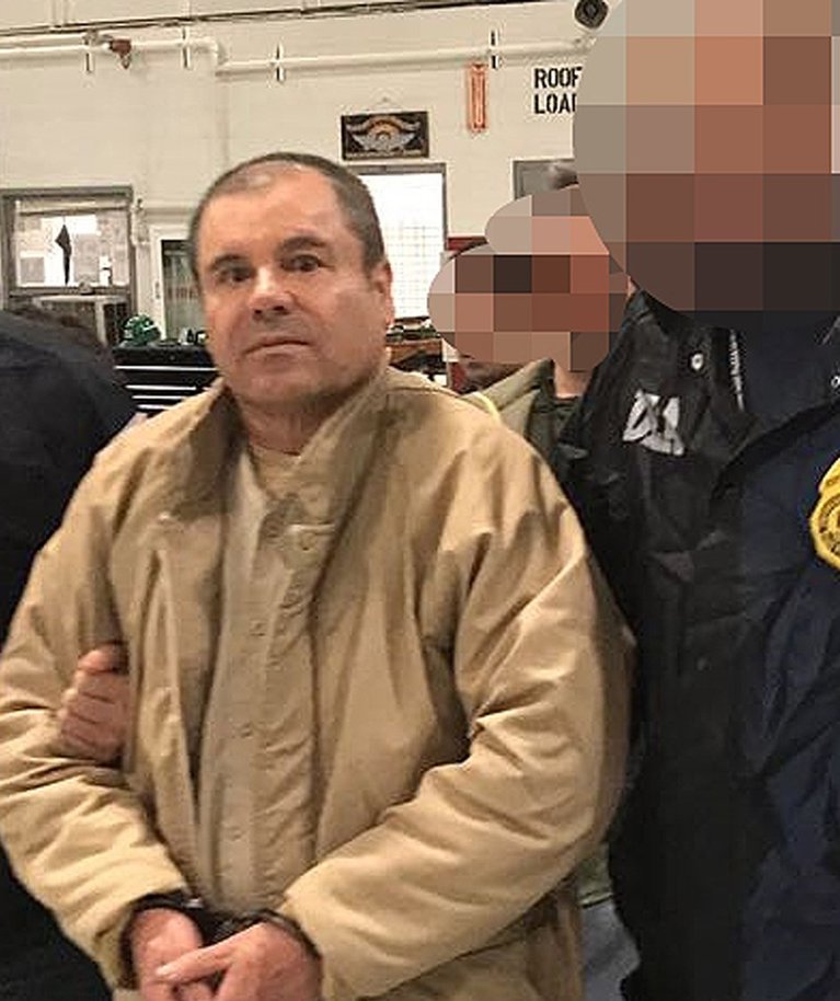 NARKOKARTELLI NINAMEES: Mehhiko siseministeeriumi foto 2017. aastast, mil Joaquin Guzman Loera ehk "El Chapo" Mehhikost Ameerika Ühendriikidesse toimetato.