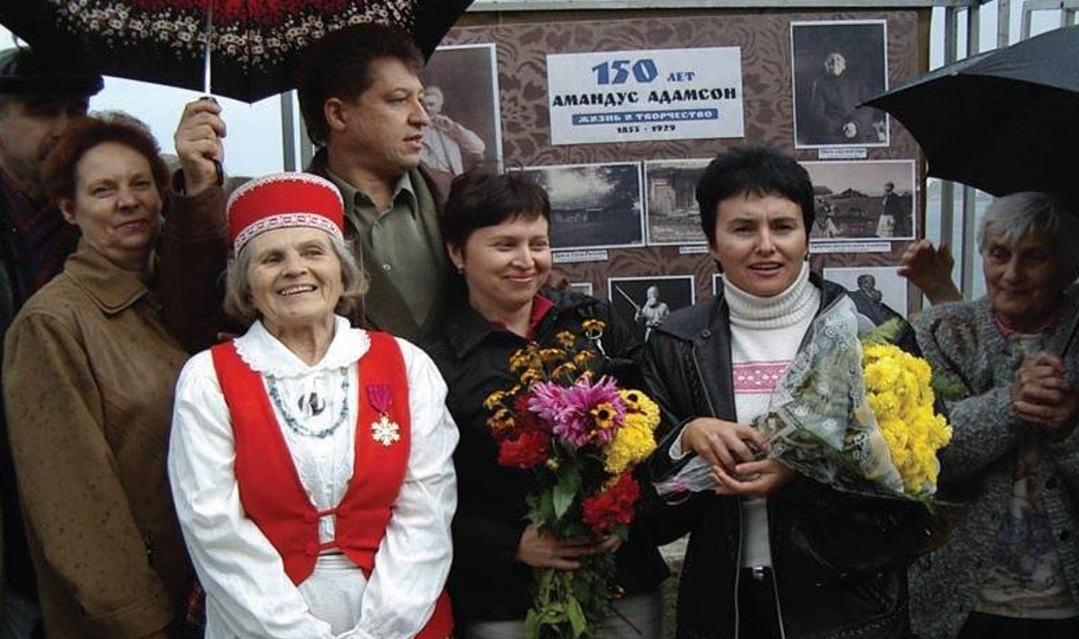 Seltskond Ukraina eestlasi Amandus Adamsoni elu tutvustava näituse taustal.