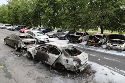 Сгоревшие в июле 2017 года в Ыйсмяэ семь автомобилей.