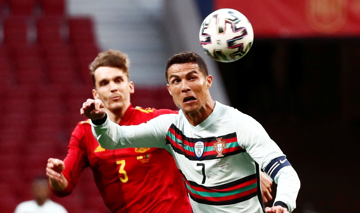 Cristiano Ronaldo ja Diego Llorente palli pärast võitlemas.