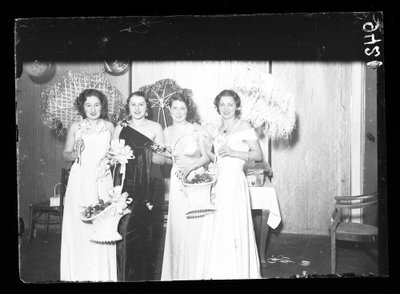 Neli naist "Kuldsüdame" ballil (1930ndad)