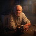 Kinodesse jõudev uus Eesti film "Räägitakse, et tomatid armastavad rokkmuusikat" räägib sugulaste kiusatud vanamehe loo