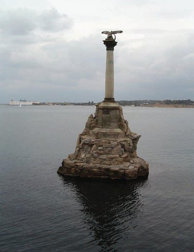Uppunud laevade monument Sevastopolis. 1954. aastal suleti Krimmi sõjas Sevastopoli lahesuue vaenulikele vägedele oma laevade uputamisega. Amandus Adamsoni skulptuur on tänapäevaselt kõnekas