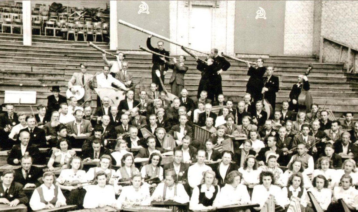 1950. aastal tehtud fotol on tagumises reas viis «karjapasuna» puhujat, kes juhatasid peo alguse vägevate helidega sisse.