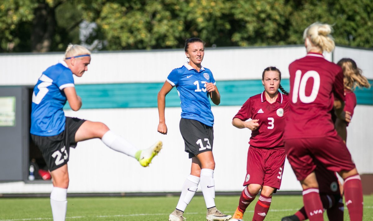 Naiste jalgpallikoondis mängus Lätiga