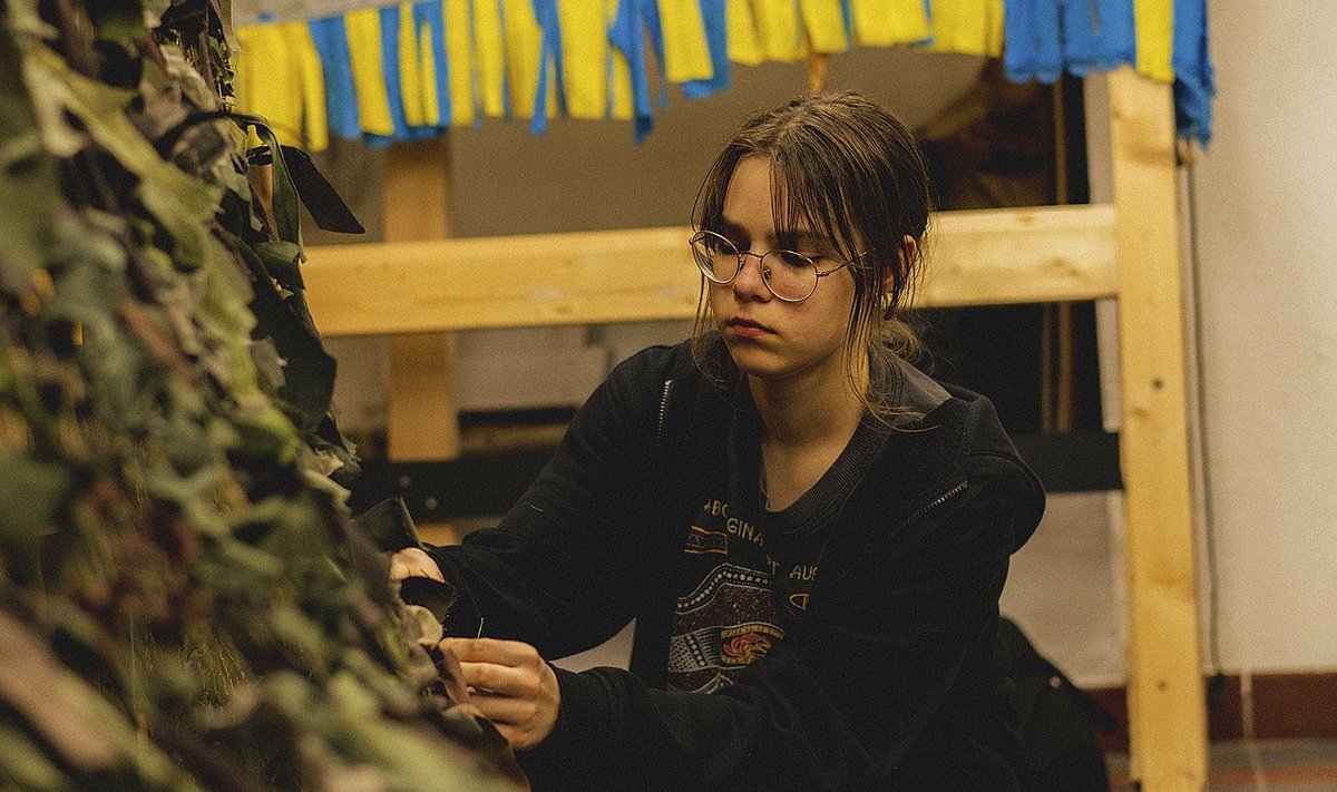 Tänu tuttavatele Ukraina fotograaf Oksana Omelchenko teada, et Tartu ülikooli keldrikorrusel punutakse Ukraina relvajõududele varjevõrke.