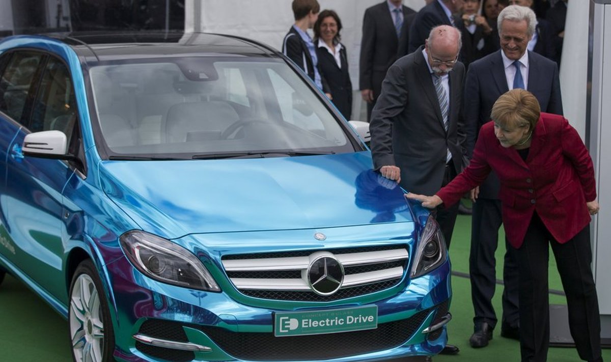 Angela Merkel imetleb Mercedese elektriautot. Foto: Reuters