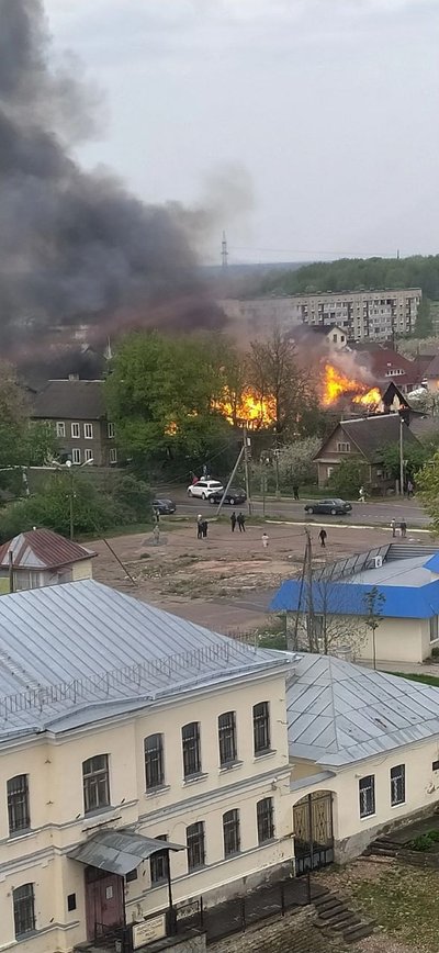 В Ивангороде тушат пожар после взрыва - предположительно газового баллона