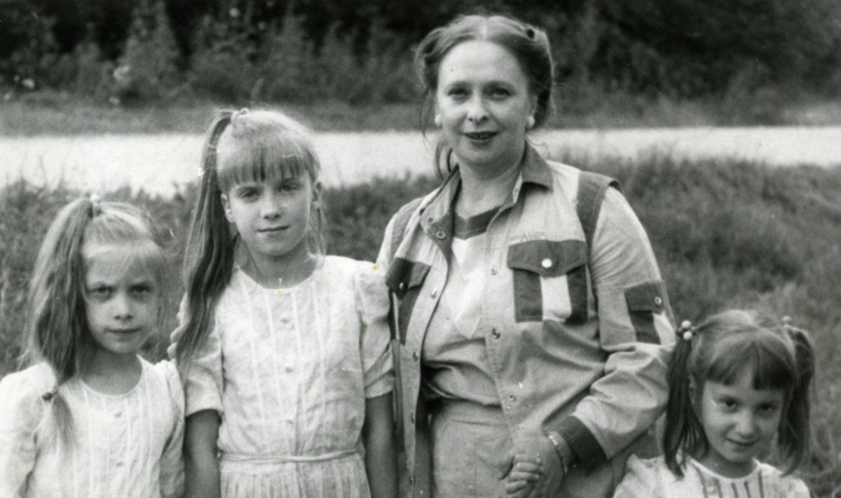 Nõukogude ajal polnud kombeks koos lastega reisida. Sellegi poolest kasutas Leelo Tungal iga Loomeliitude liikmetele pakutud võimalust, et oma kolmele tütrele maailma näidata.  1985. aastal Soomes tehtud pildil vasakult Kirke, Maarja, Leelo, Anna-Magdaleena