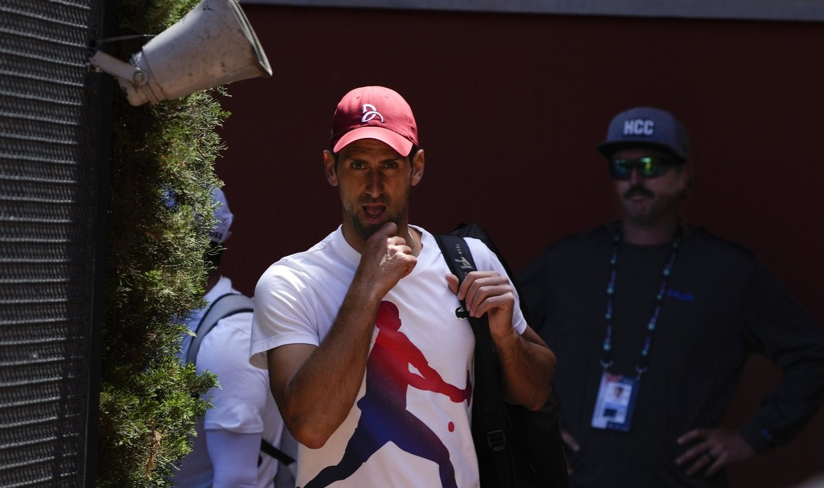 Novak Djokovic saabus tennisekompleksi peas kiiver.