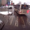 VIDEO: Sadamasse kiirustav bussijuht eirab toorelt liikluseeskirja