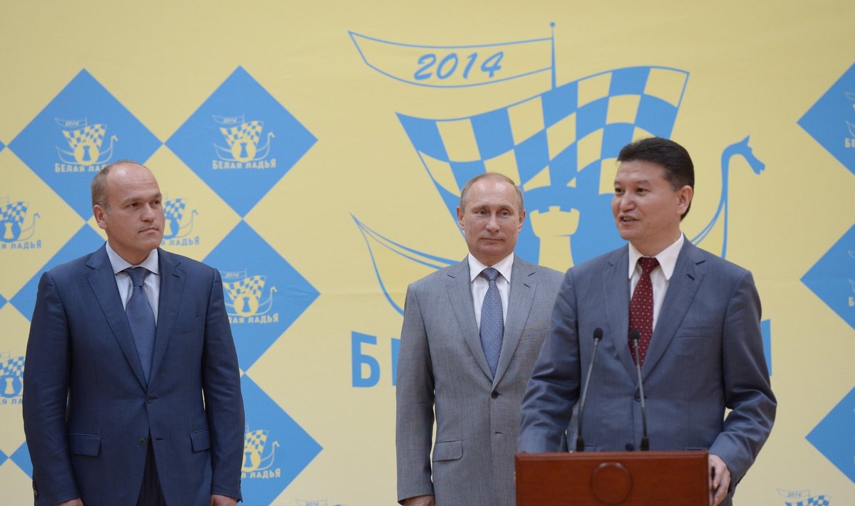 FIDE president Kirsan Iljumžinov ja tema taga Venemaa president Vladimir Putin.