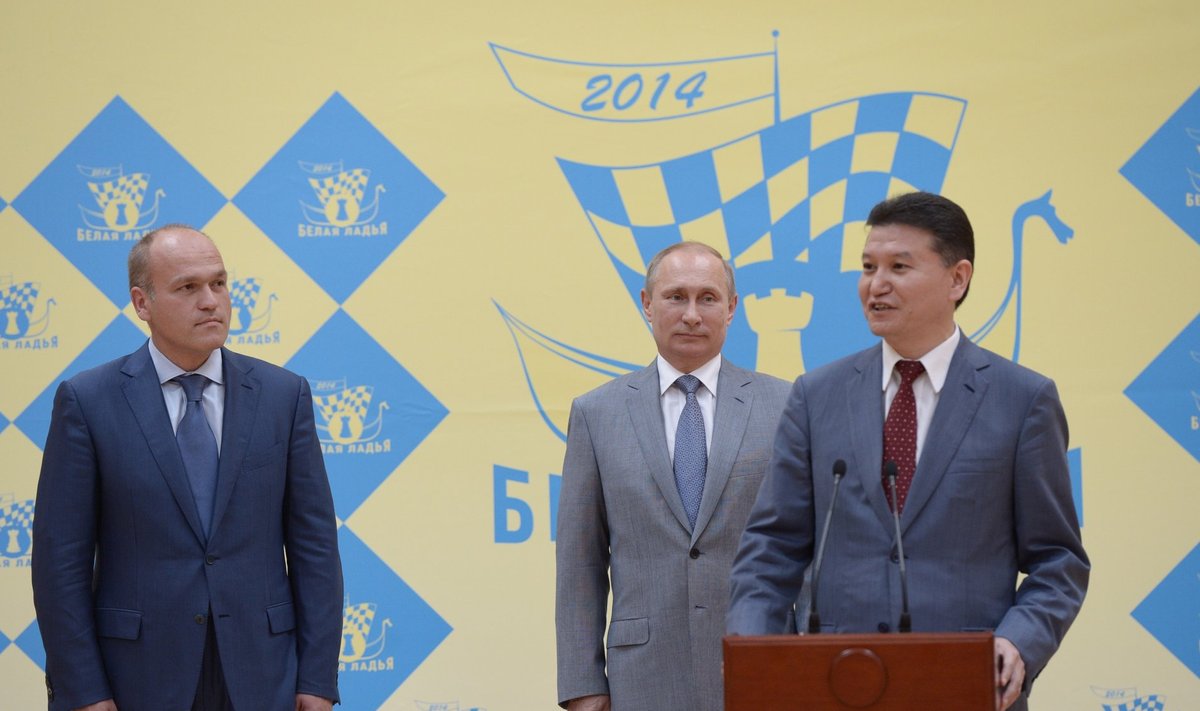 FIDE president Kirsan Iljumžinov ja tema taga Venemaa president Vladimir Putin