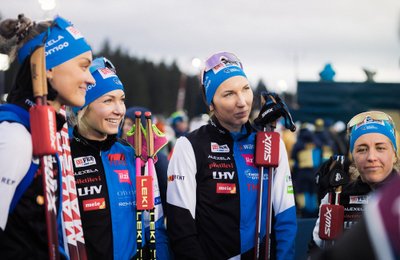 Õnnelik Eesti naiskond teatesõidu finišis.