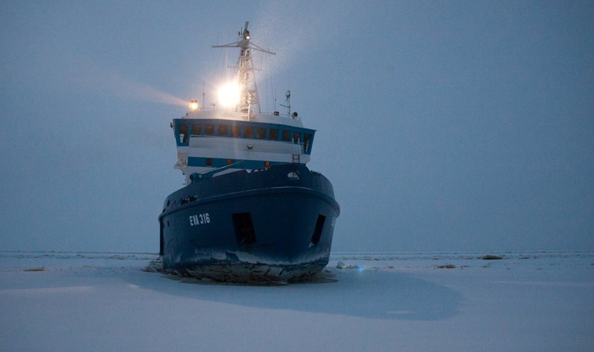 Alates 2006. aastast on Pärnu lahel jääd murdnud veeteede ameti mitmeotstarbeline poilaev EVA 316.