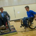 Vaata, kuidas ratastoolis inimesed harjutavad hakkama saamist Tallinna konarlike kõnniteede ja teedega!