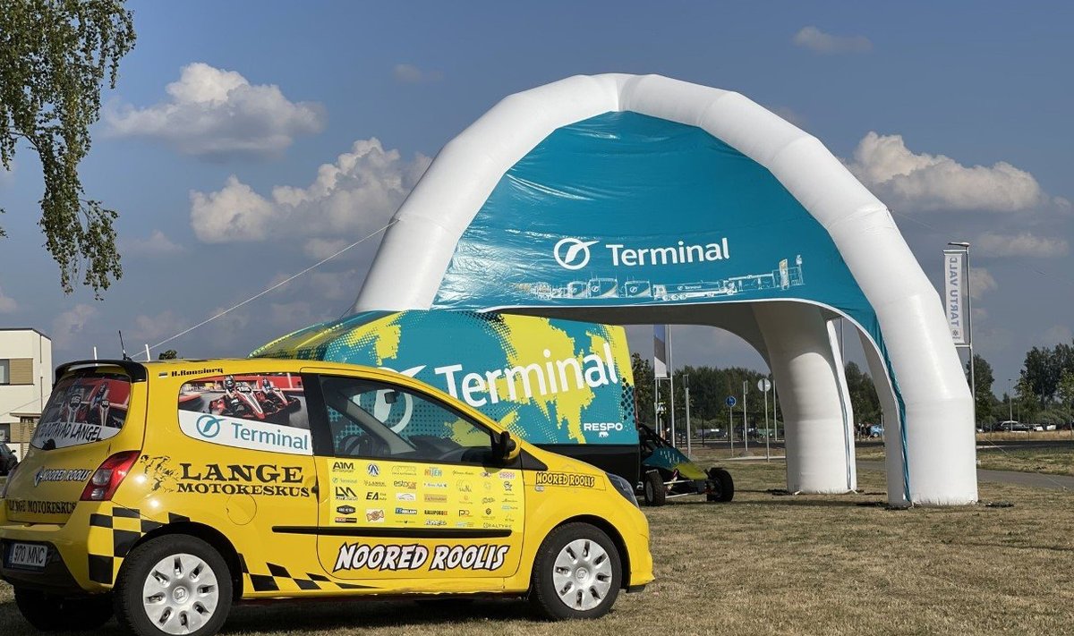 Noored Roolis sarjas võistlevad kõik korraldaja poolt välja pandud Renault Twingodel.