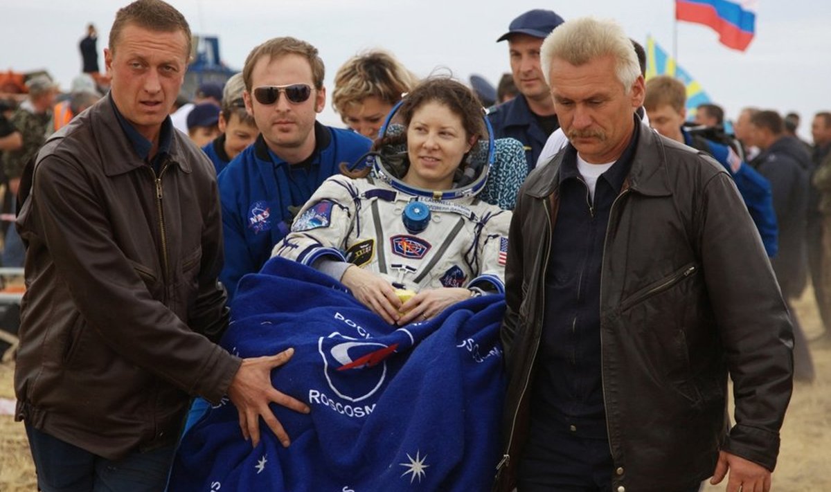 USA astronaut Tracy Caldwell-Dyson laskus Kasahstanis.