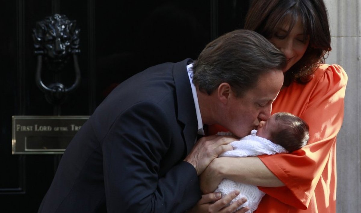 David Cameron koos abikaasa ja tütrega