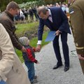 FOTOD: President andis Kadriorus poolesajale lapsele kodakondsustunnistuse