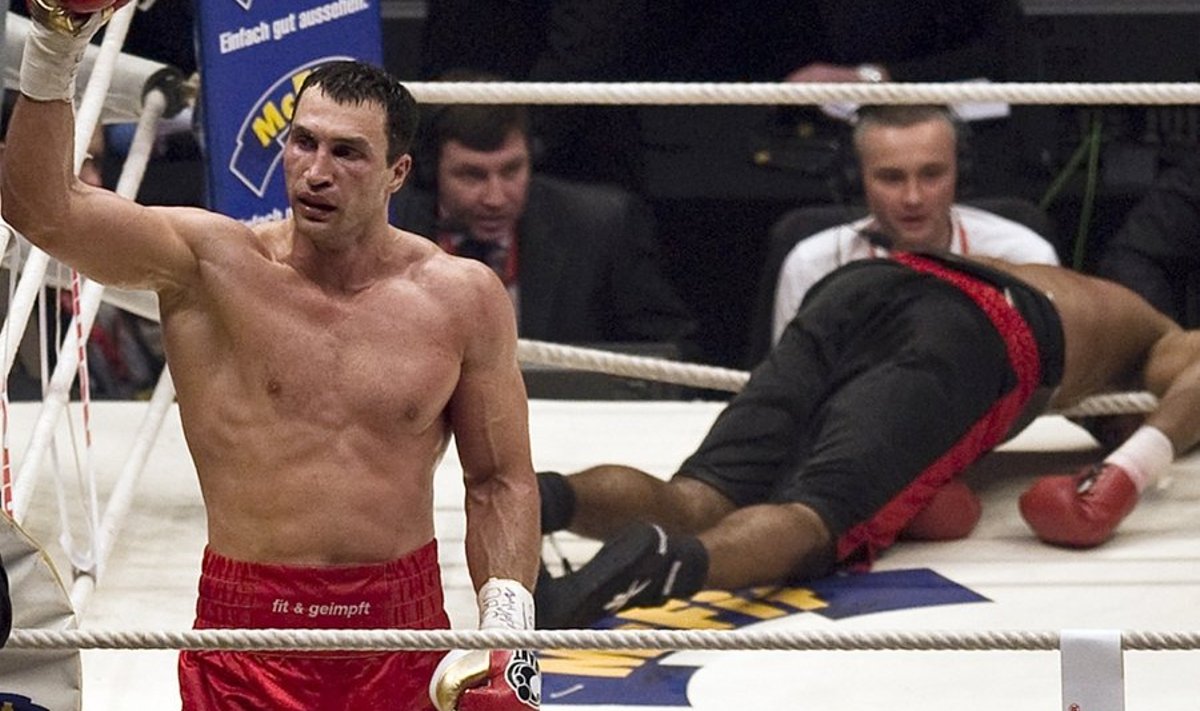 IBF, IBO and WBO World Champion Wladimir Klitschko of Ukraine, left,  celebrates after knocking out Eddie Chambers from the US, right, in the last round of the heavy weight title fight at the Esprit Arena in Duesseldorf, western Germany, Saturday March 20, 2010. Around 50,000 spectators watched the championship fight at the soccer stadium in Duesseldorf. (AP Photo/Martin Meissner) / SCANPIX Code: 436