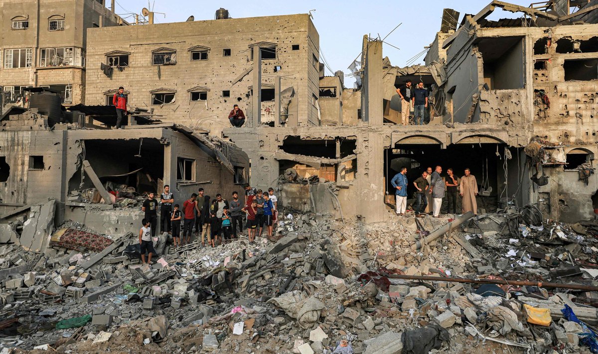 Inimesed otsivad ellujäänuid ja ohvrite laipu Iisraeli pommitamise käigus hävitatud hoonetest Gaza sektori lõunaosas 25. oktoobril 2023