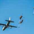 DELFI FOTOD: USA õhudessantväelased harjutasid Nurmsi lennuväljal langevarjuhüppeid