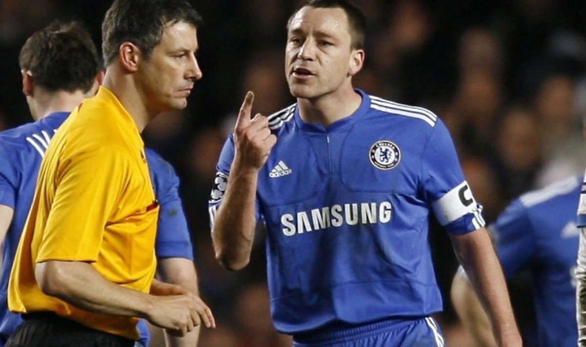 Chelsea's Captain John Terry (C) gestures to German referee Wolfgang Stark (L) during the match against Inter Milan during their UEFA Champions League Second Round, Second Leg football match at Stamford Bridge in London, England on March 16, 2010. AFP PHOTO / IAN KINGTON